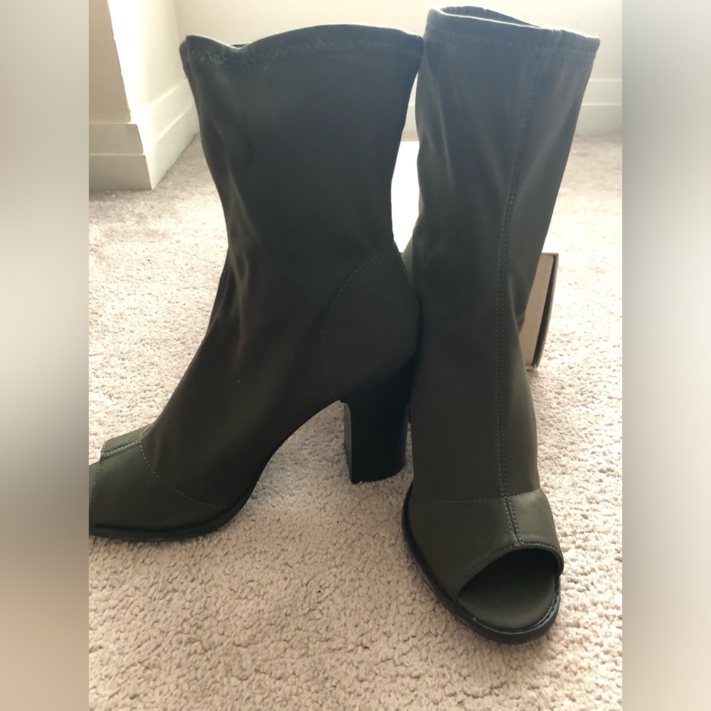 NEW Urban Outfitters Glove Boot Size 9